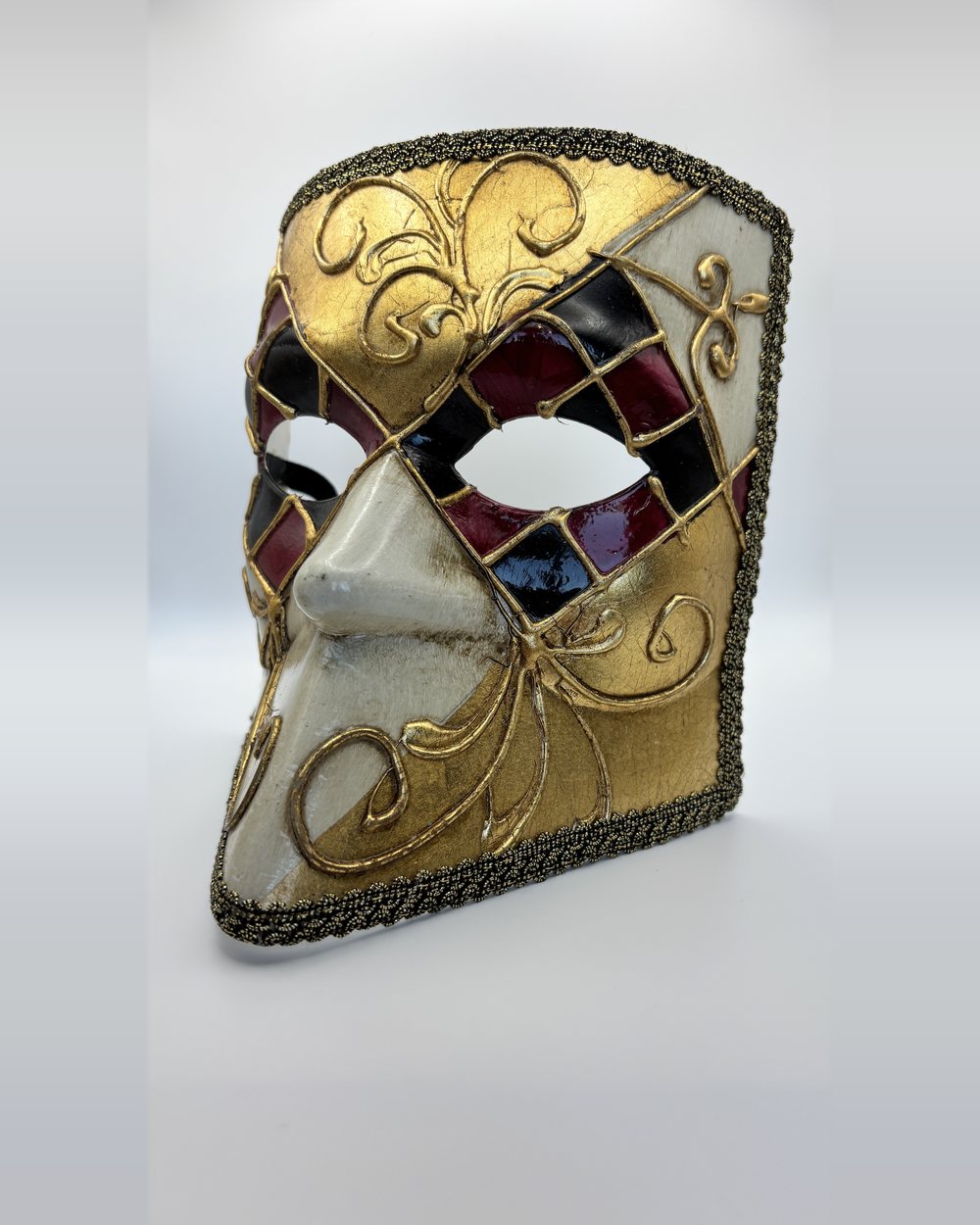 Maschera veneziana Bauta, vista a tre quarti
