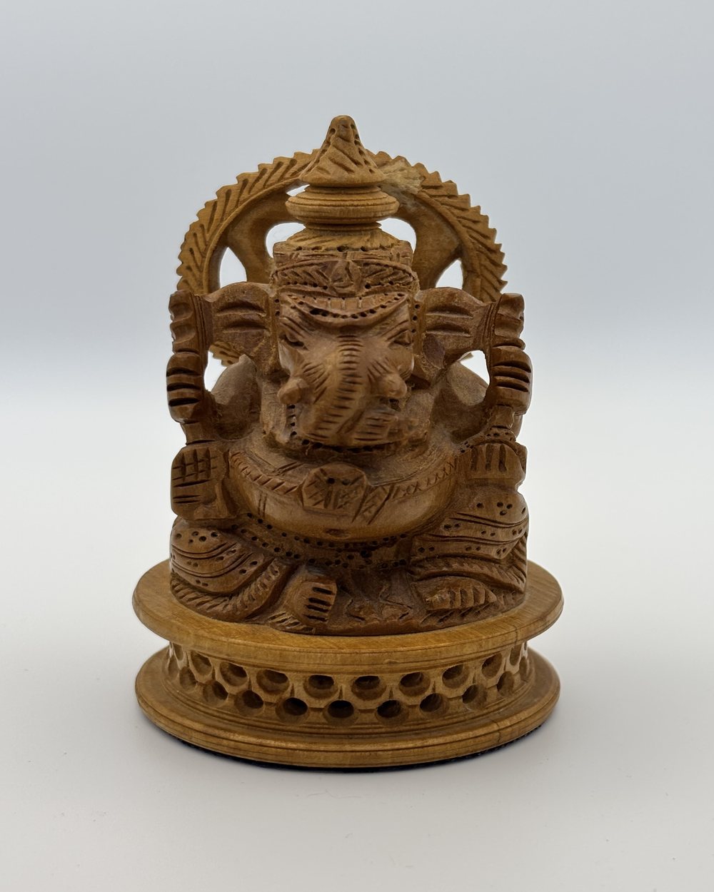 Ganesh in legno intagliato, vista frontale