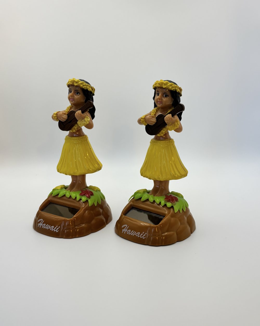 Coppia di ballerine hula solari, vista frontale