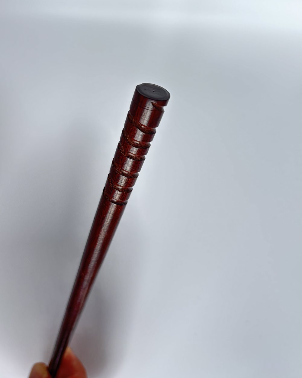 Fermacapelli in legno scuro con spirale