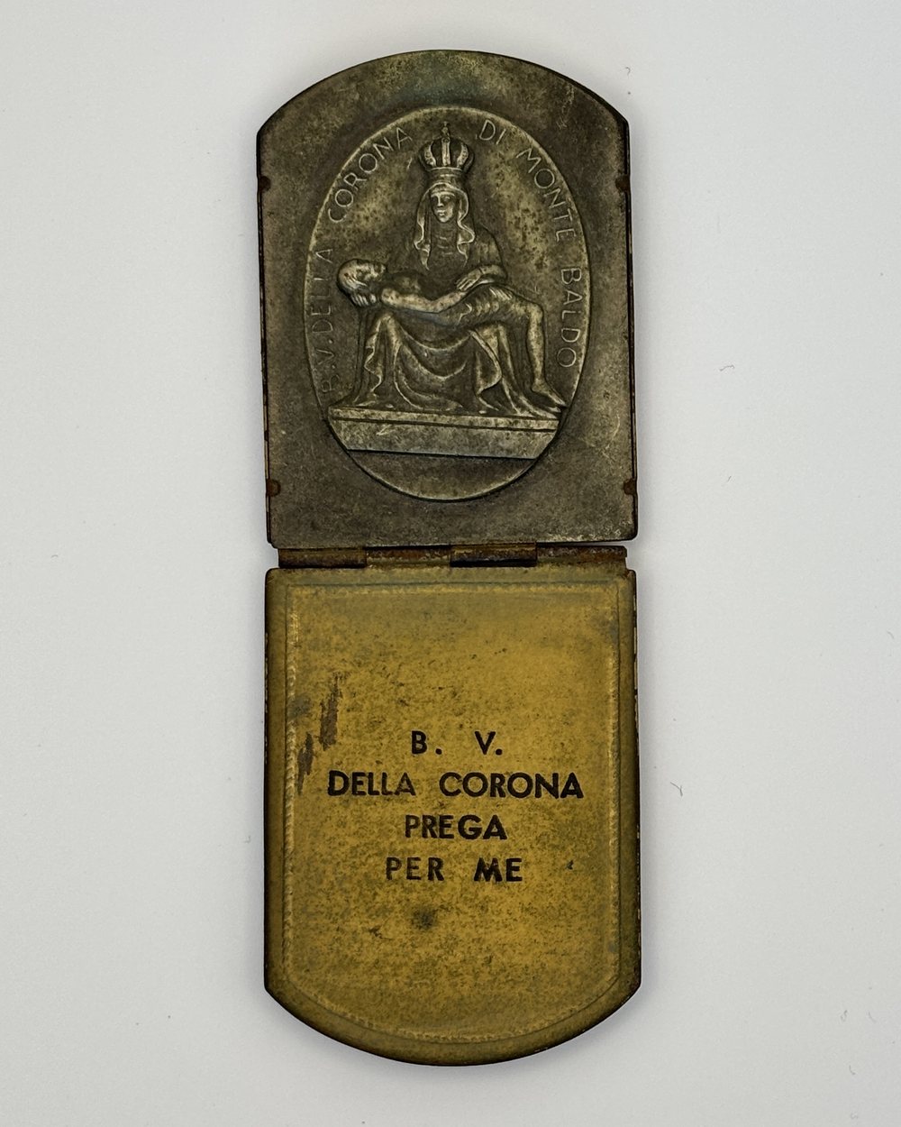 Astuccio pieghevole in metallo con la Pietà
